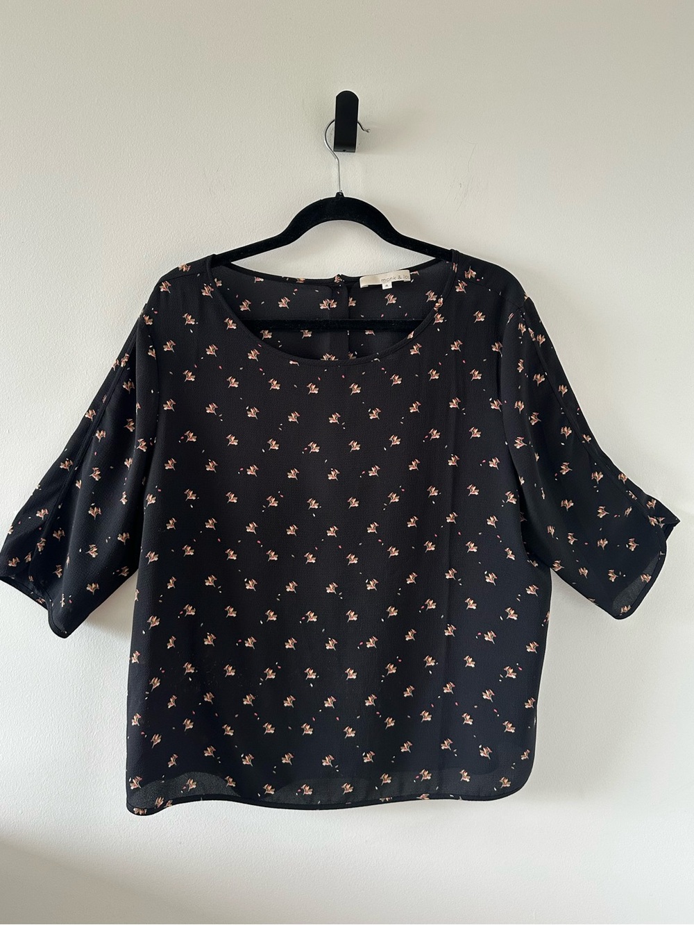 Monk & Lou Black Floral Full Button Back Elbow Length Sleeve Blouse Size M